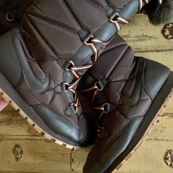 NIKE SNEAKER TALL LACE UP BOOT SNEAKERS POM POM SNOW BOOT TALL BOOT SNEAKER 8 M - Picture 11 of 12